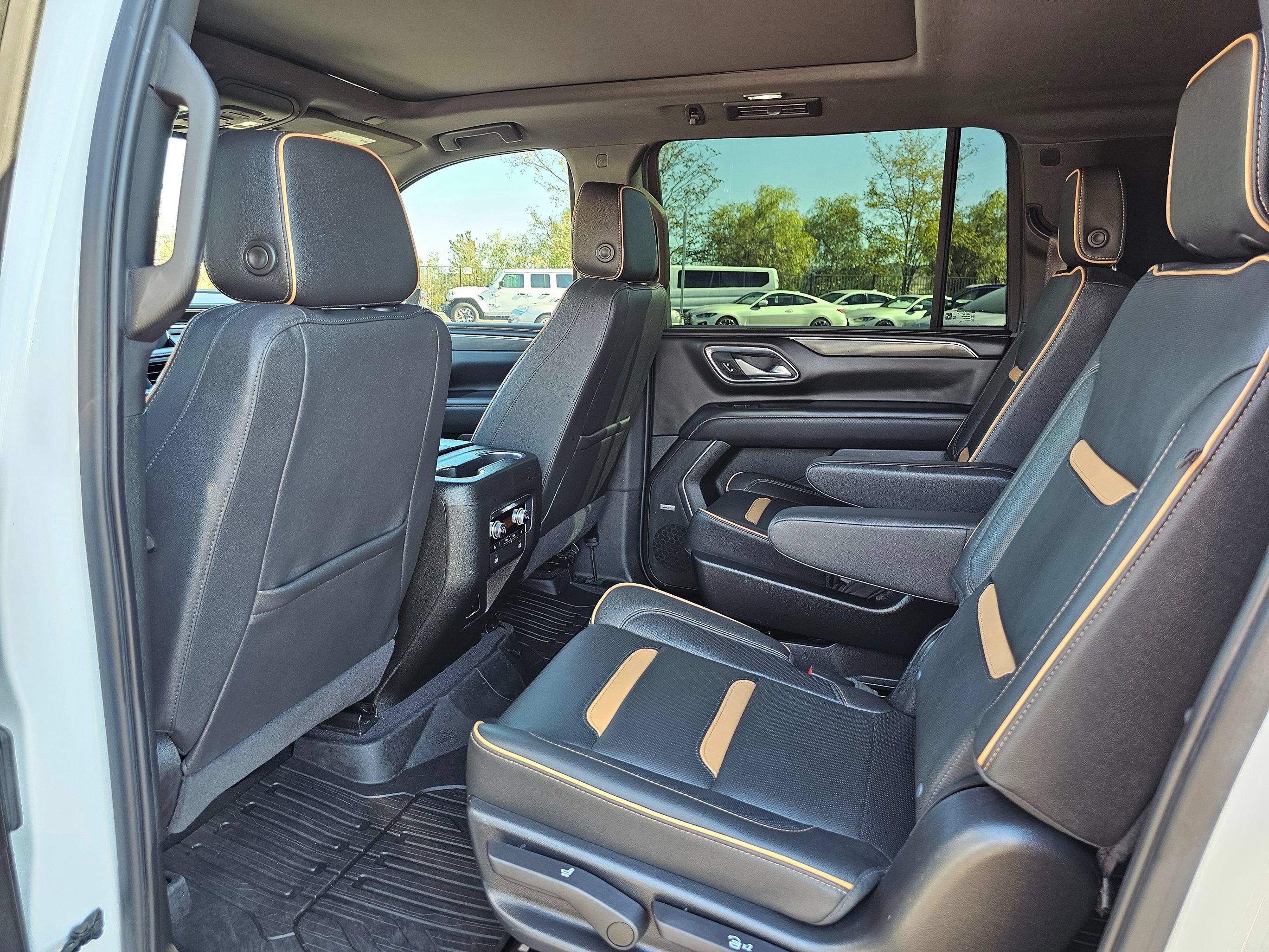 Used 2022 GMC Yukon XL AT4 w/ Technology Package AWD/4WD image 27