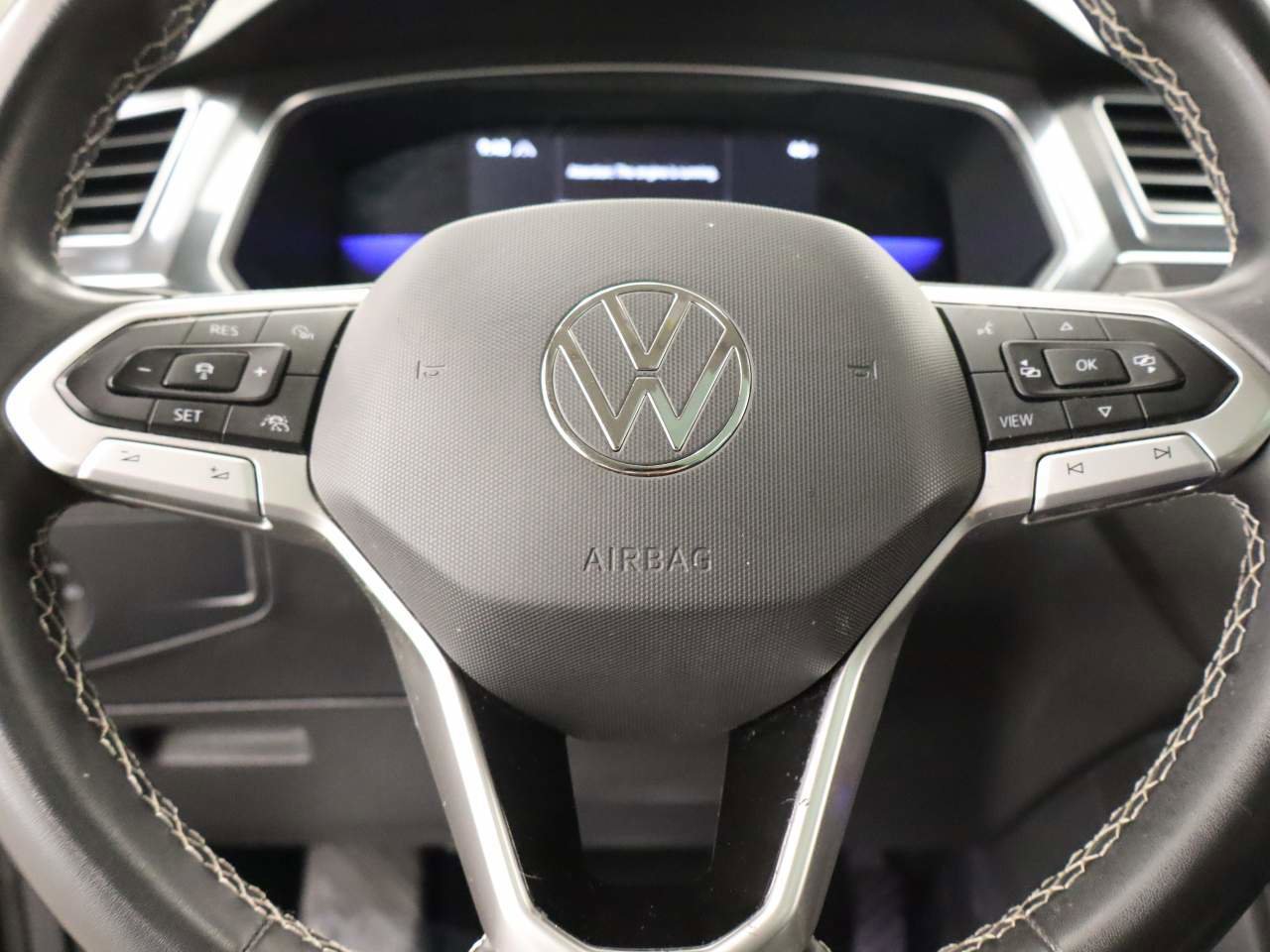 Used 2022 Volkswagen Tiguan SE w/ Panoramic Sunroof Package image 12