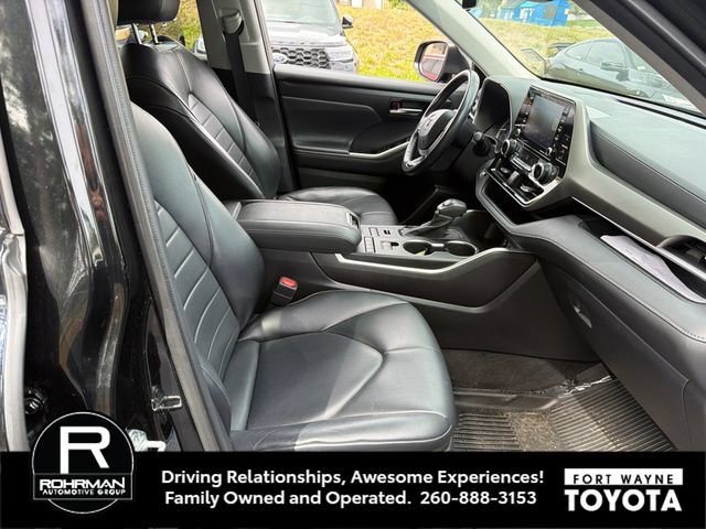 Used 2022 Toyota Highlander XLE AWD/4WD image 6