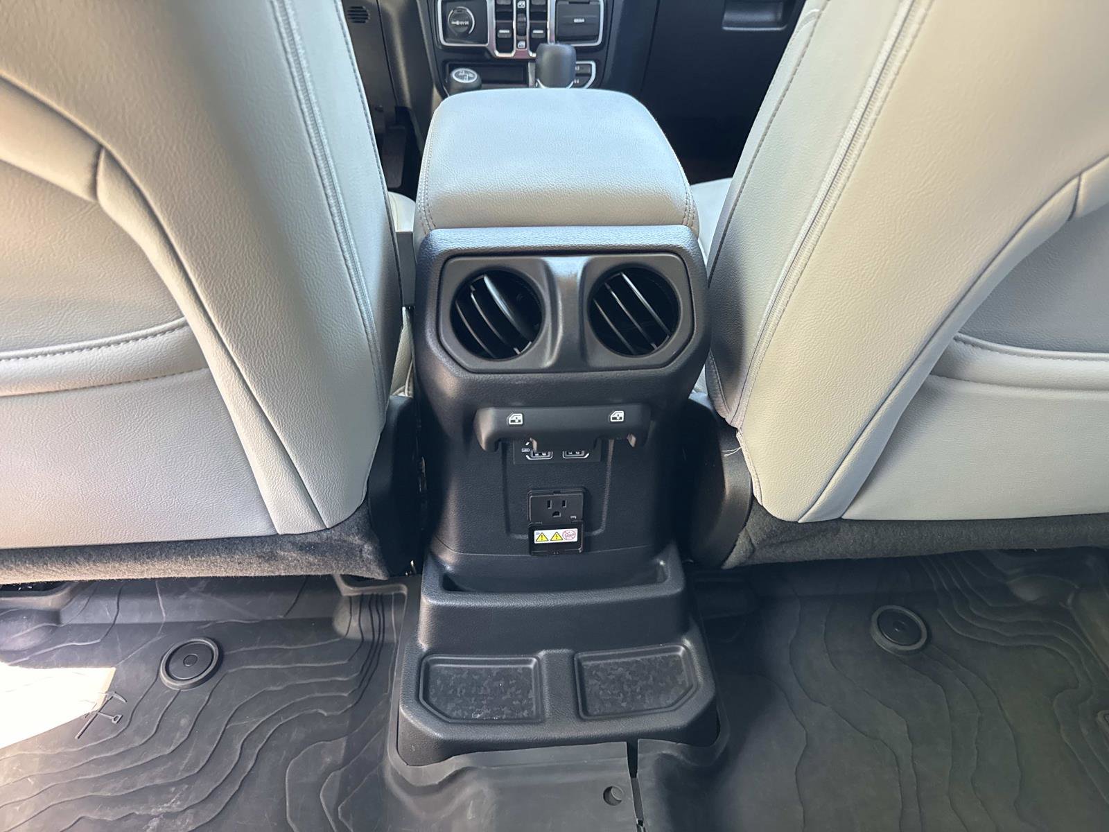 Used 2022 Jeep Wrangler Unlimited Sahara AWD/4WD image 16