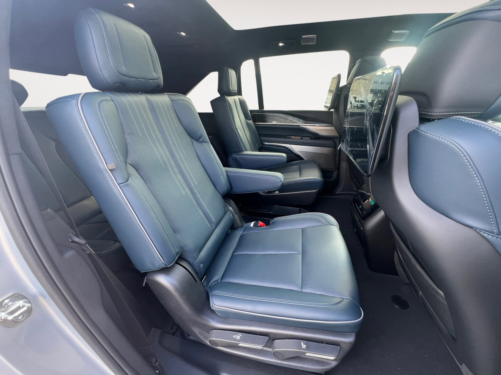 New 2025 Cadillac Escalade IQ Luxury 2 image 18