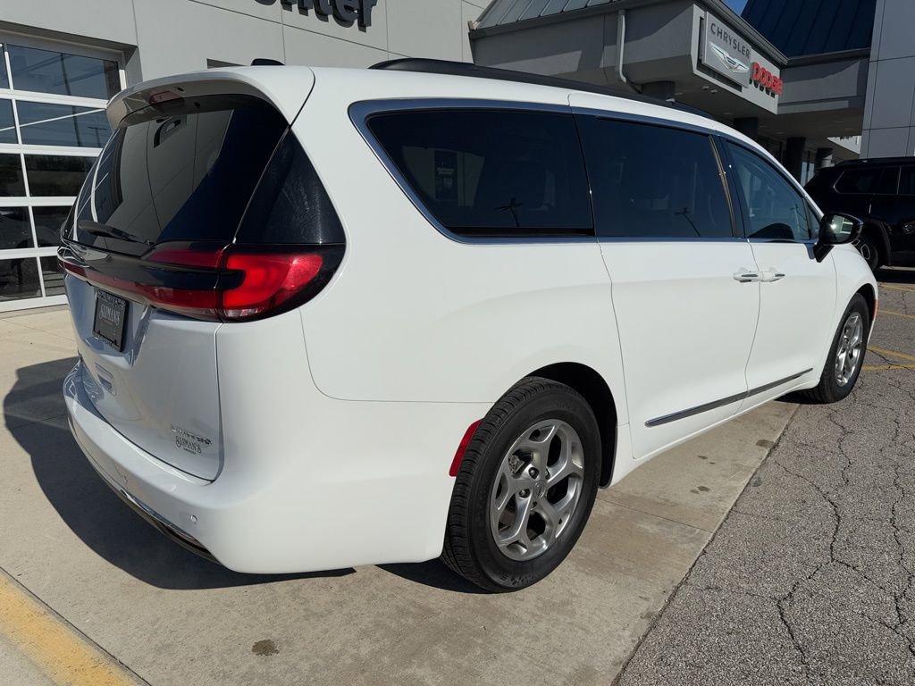 Used 2023 Chrysler Pacifica Limited FWD image 5