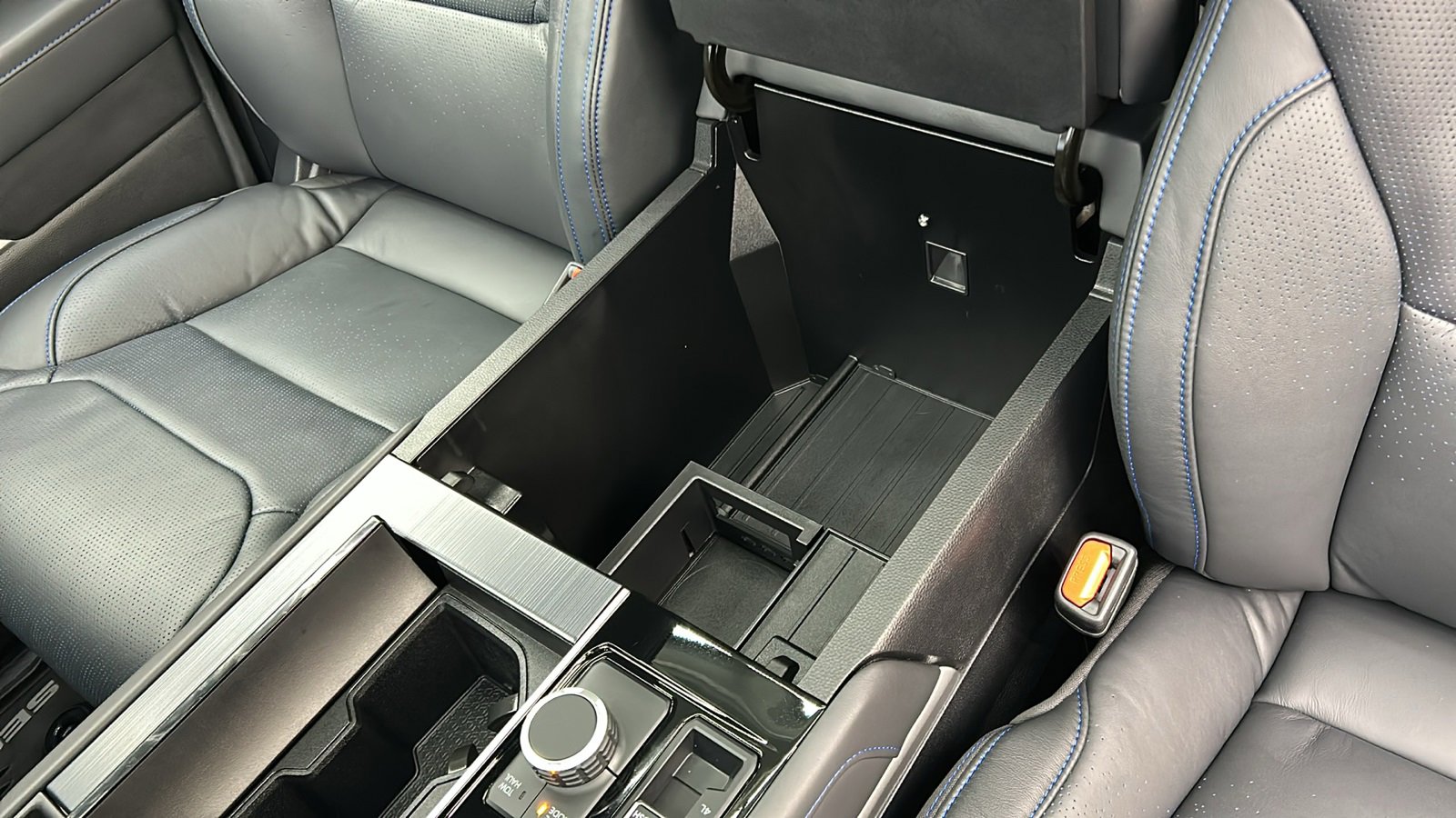 Used 2025 Toyota Sequoia Platinum image 28