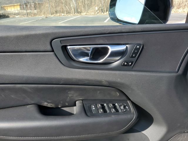 Used 2025 Volvo XC60 B5 Plus image 23