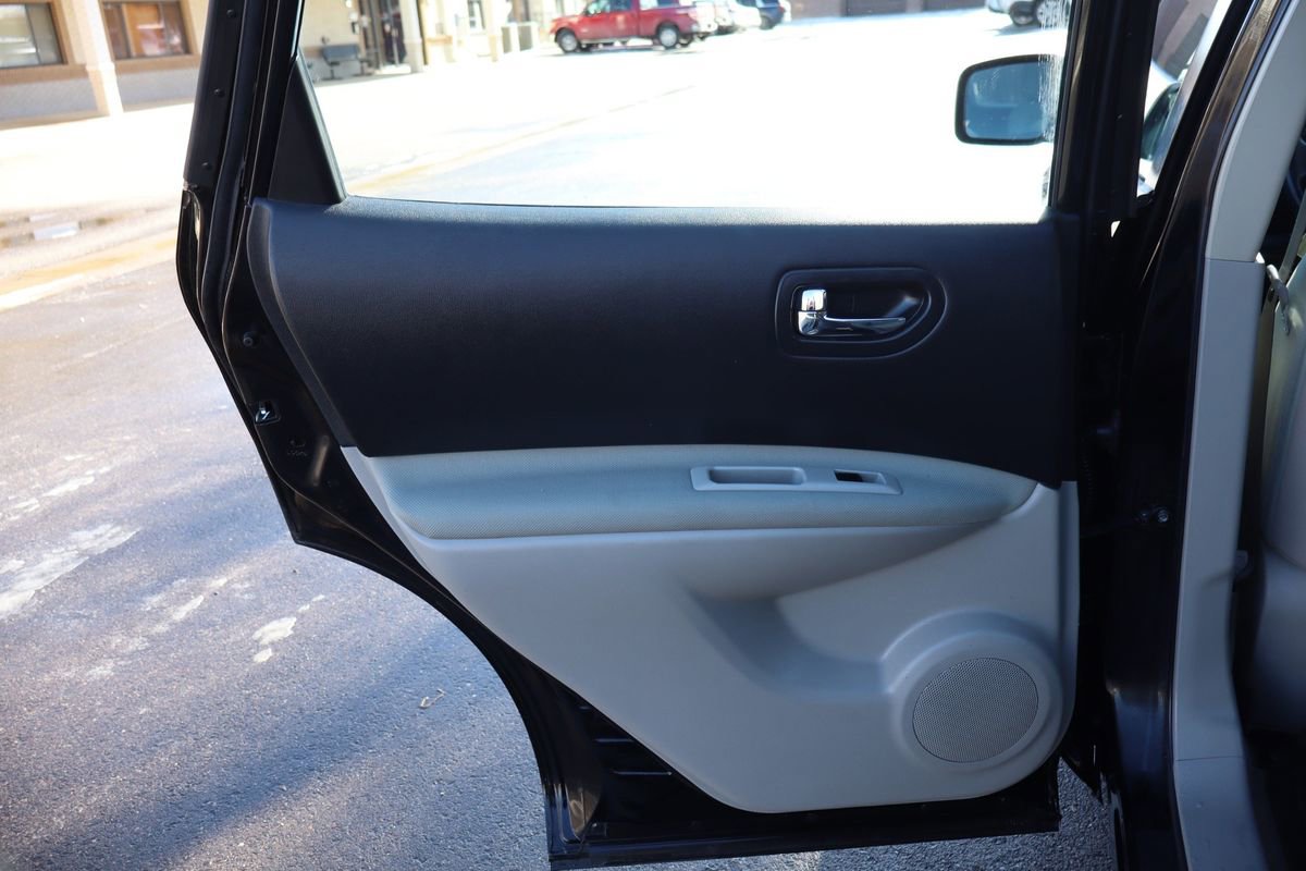 Used 2014 Nissan Rogue S image 24