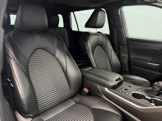 Used 2024 Toyota Highlander XSE FWD image 16