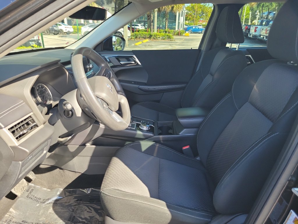 Used 2023 Mitsubishi Outlander ES FWD image 24