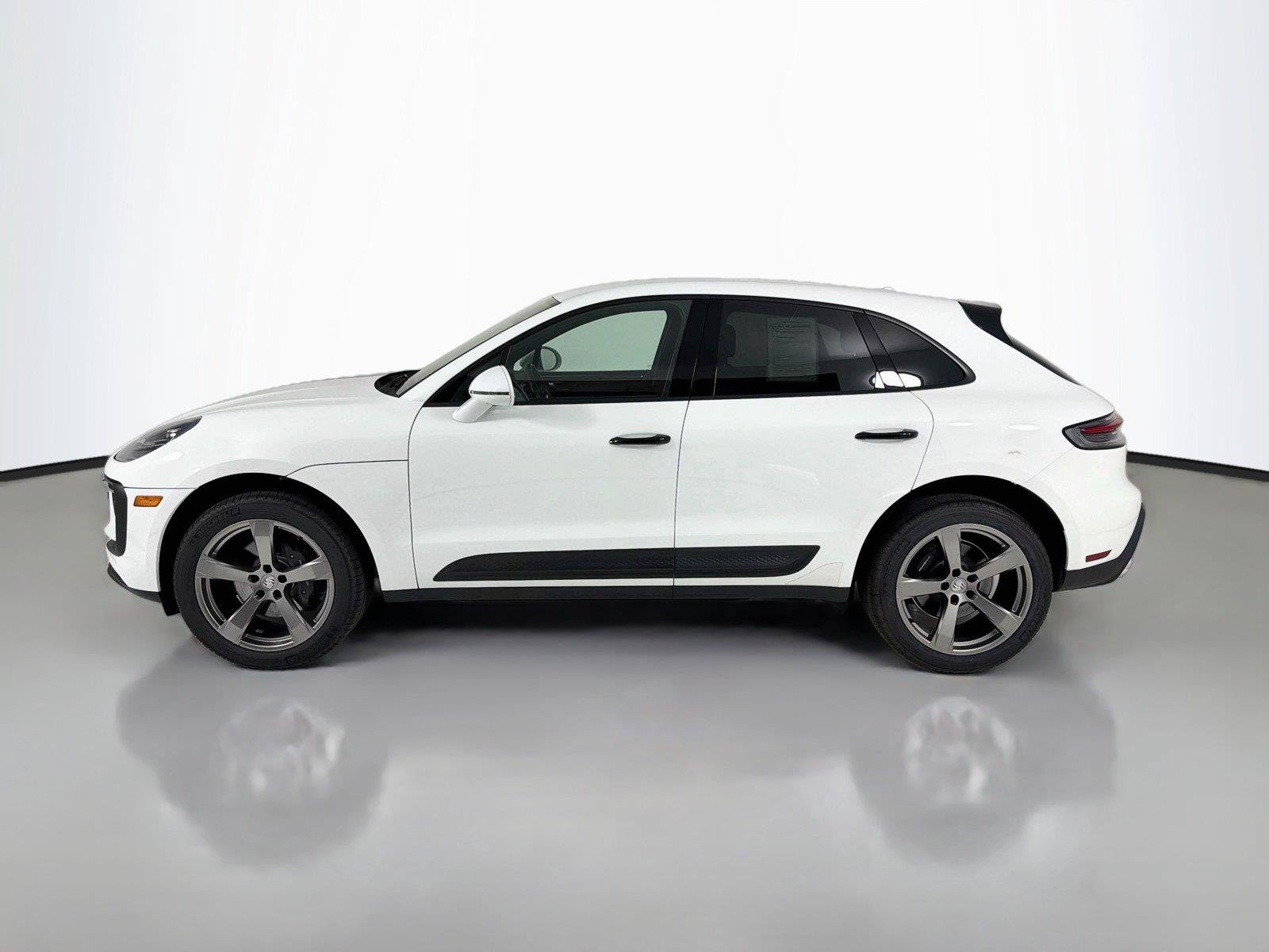 Certified 2022 Porsche Macan AWD/4WD image 2