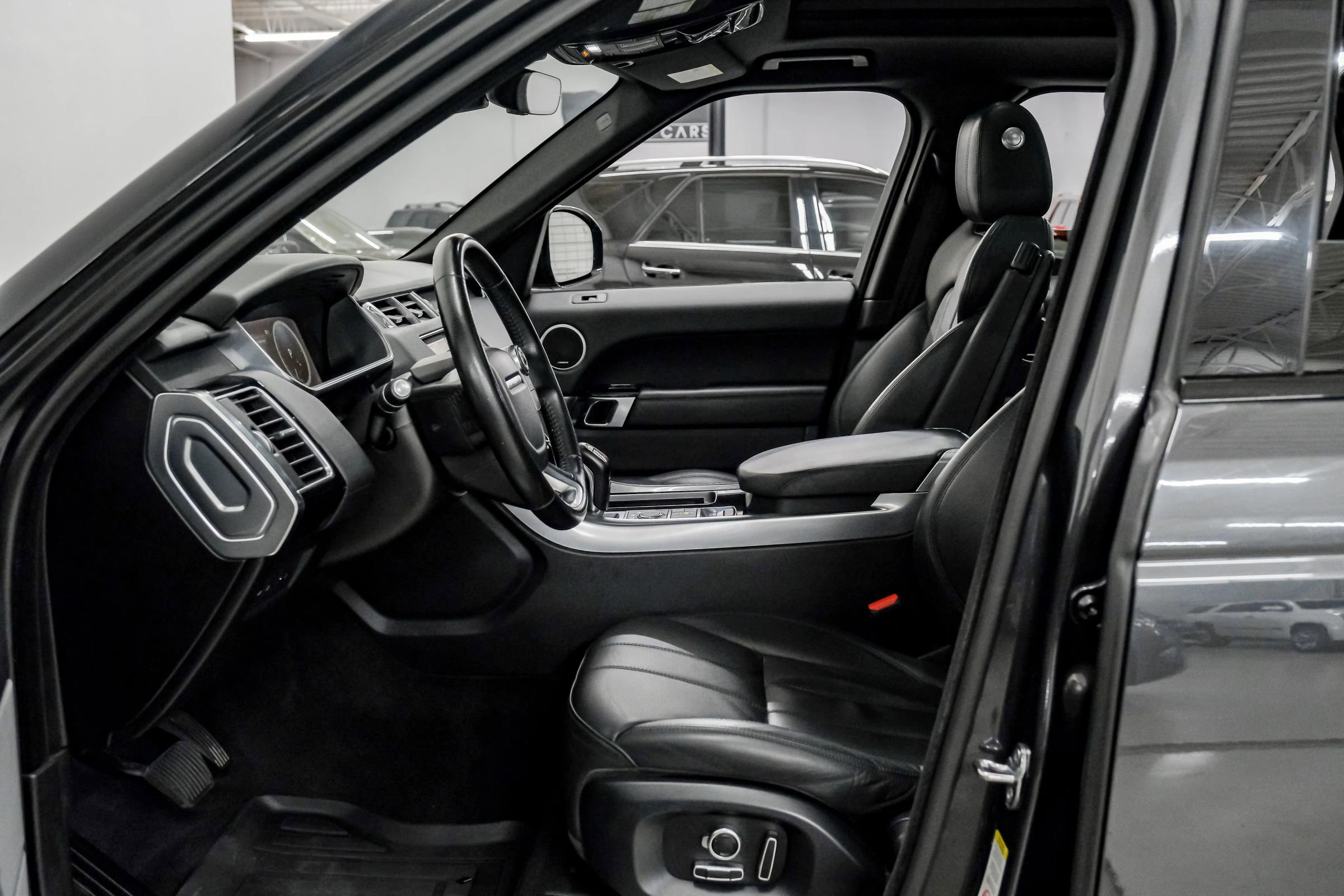 Used 2017 Land Rover Range Rover Sport HSE image 3