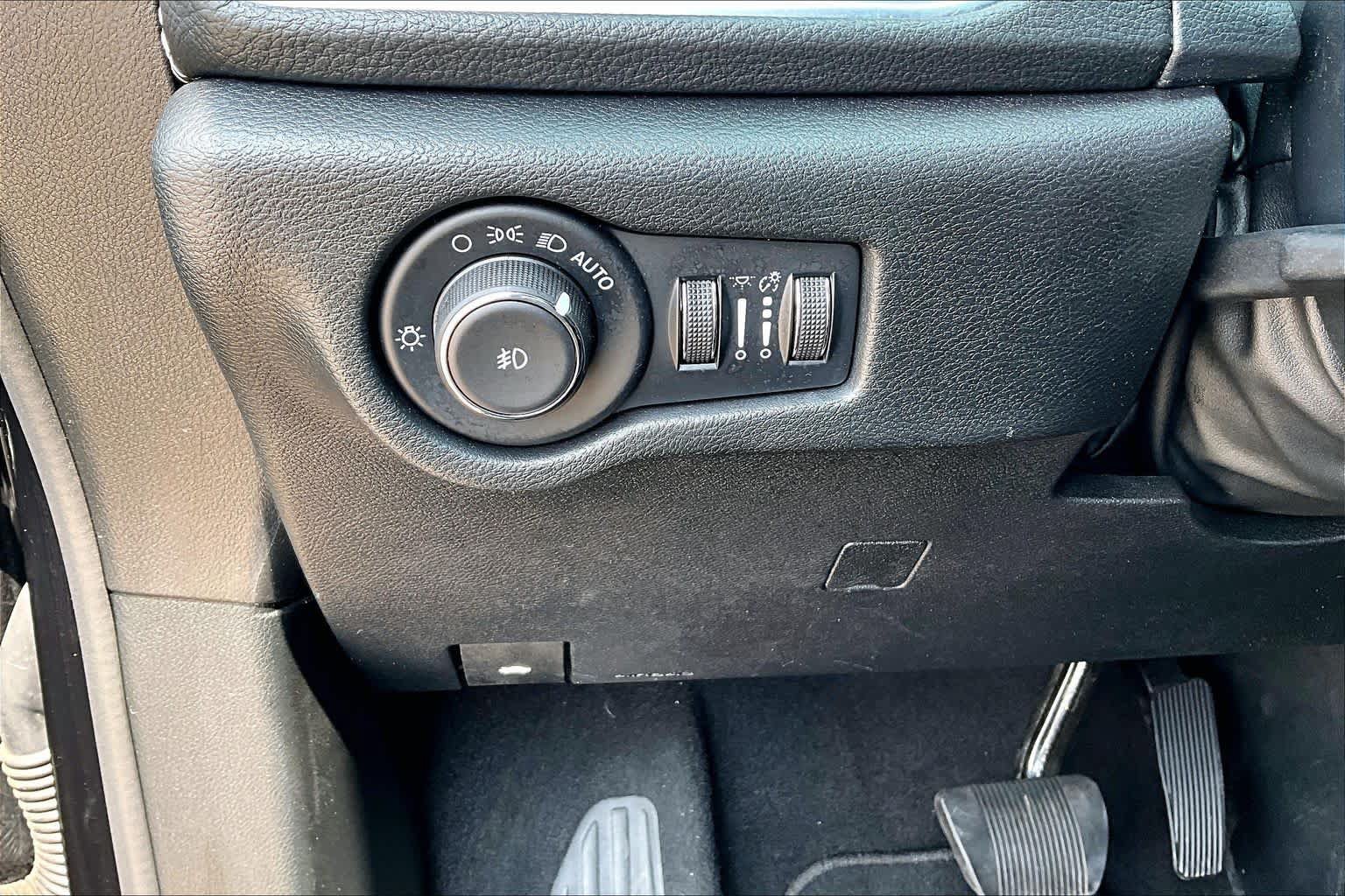 Used 2025 Chrysler Pacifica Limited FWD image 30
