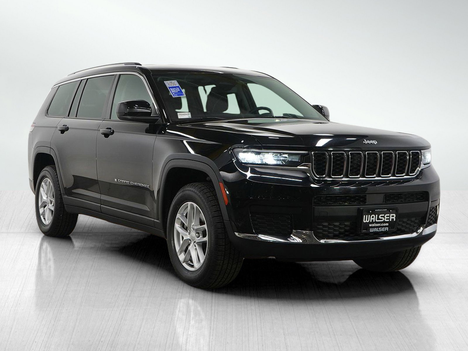 Used 2023 Jeep Grand Cherokee L Laredo image 7