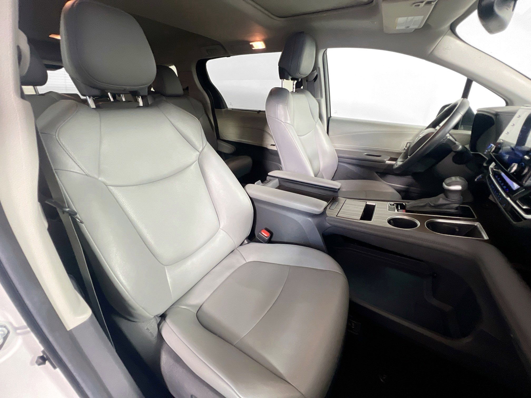 Used 2024 Toyota Sienna XLE FWD image 31
