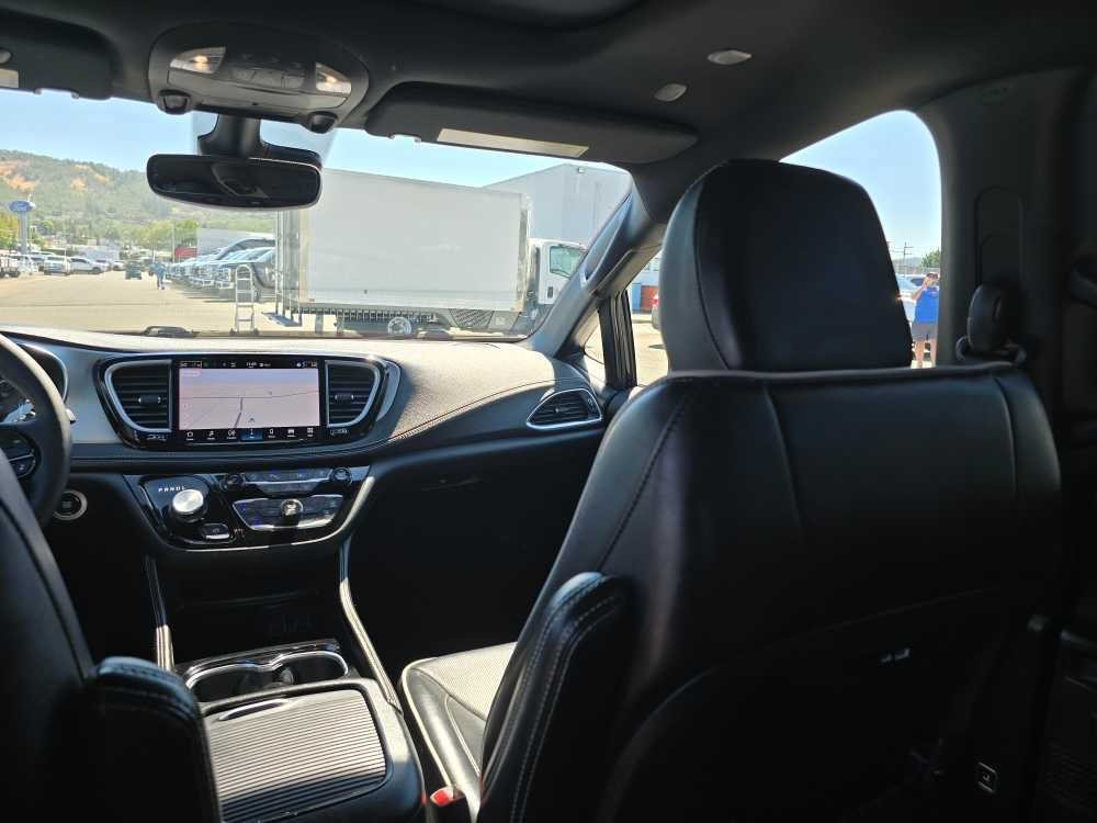 Used 2025 Chrysler Pacifica Limited FWD image 14