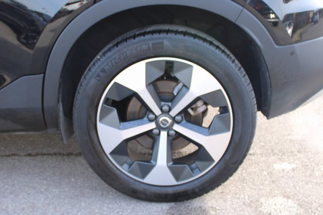 Used 2025 Volvo XC40 B5 Plus image 38