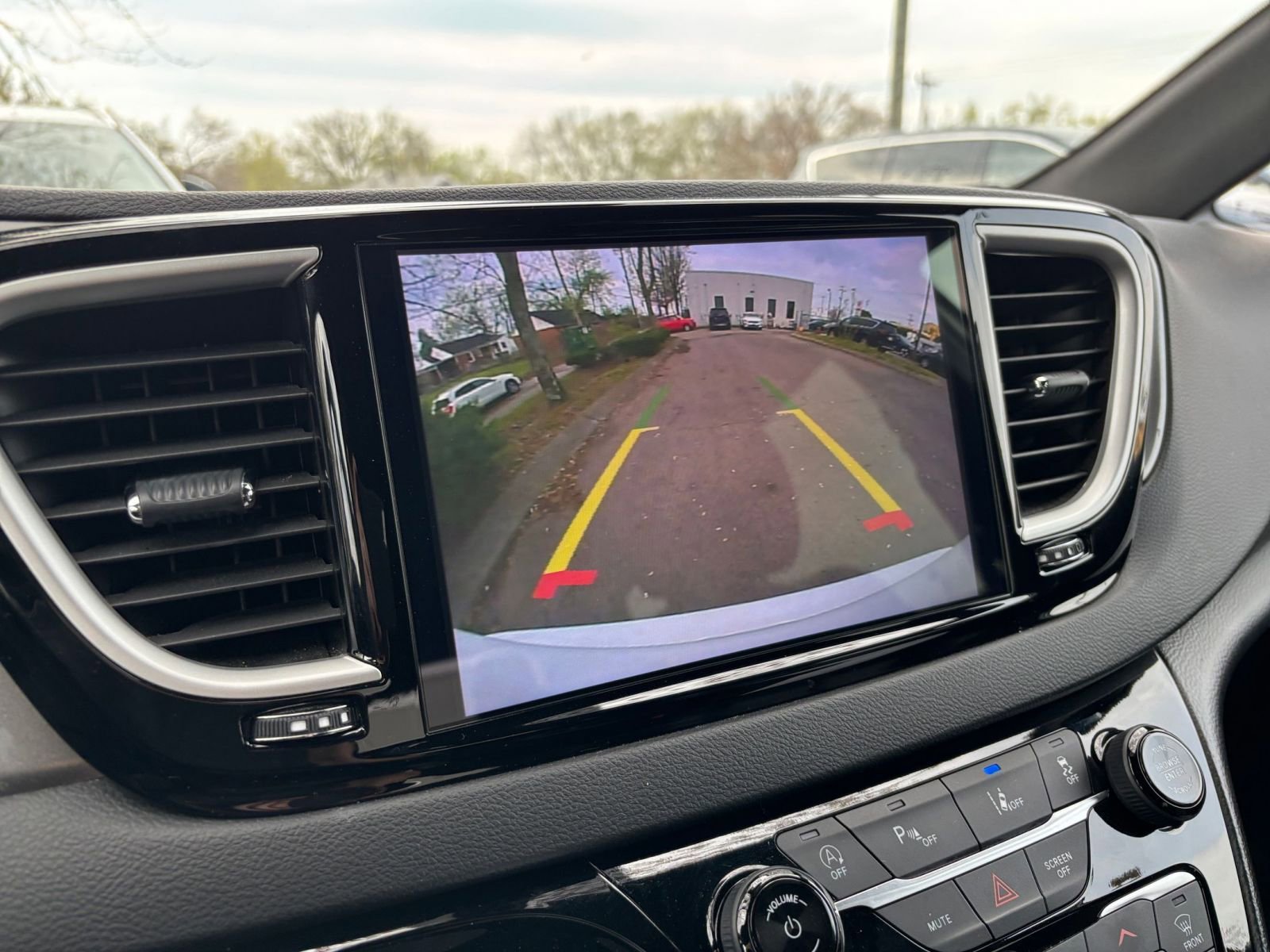 Used 2025 Chrysler Pacifica Select image 25