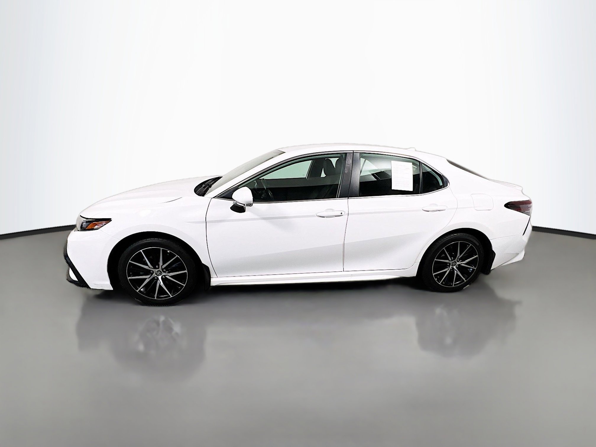 Used 2024 Toyota Camry SE FWD image 9