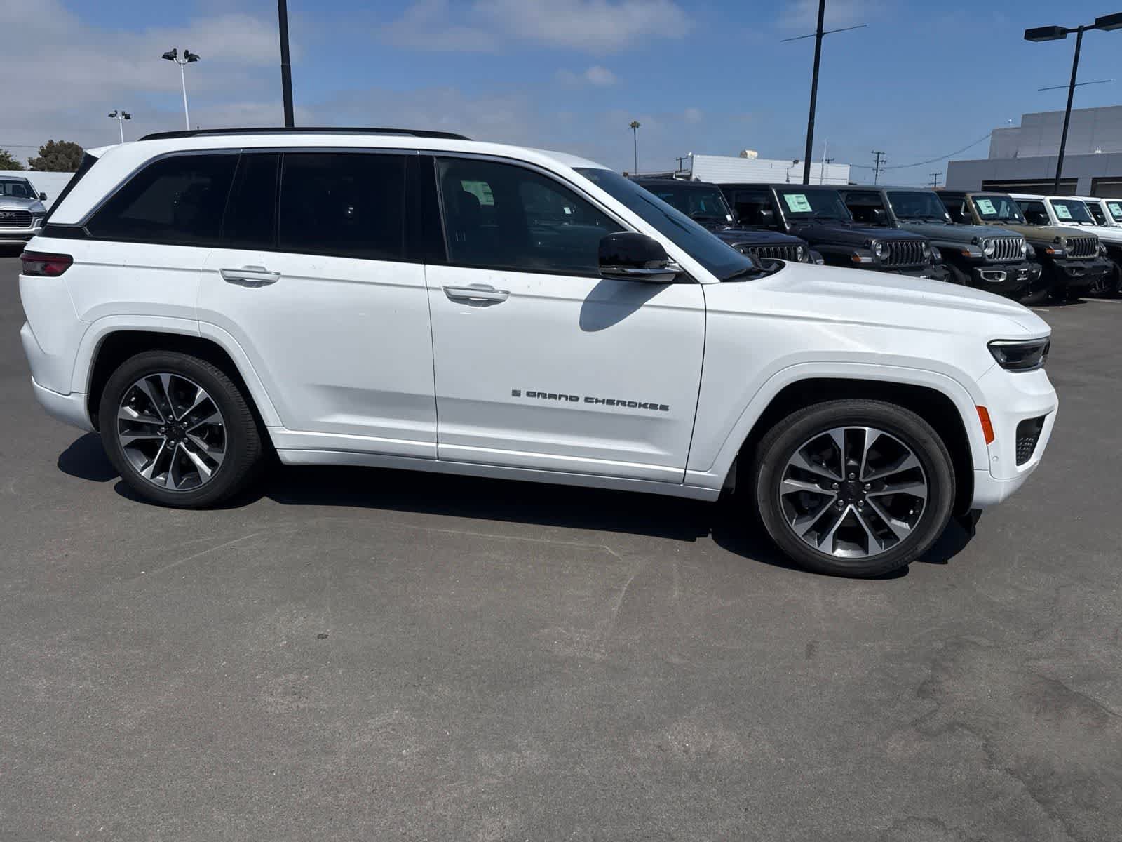 Used 2023 Jeep Grand Cherokee Overland w/ Advanced Protech Group III AWD/4WD image 12