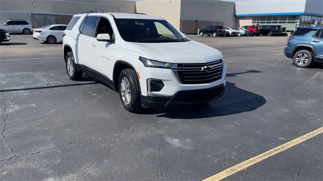 Used 2023 Chevrolet Traverse LT image 2