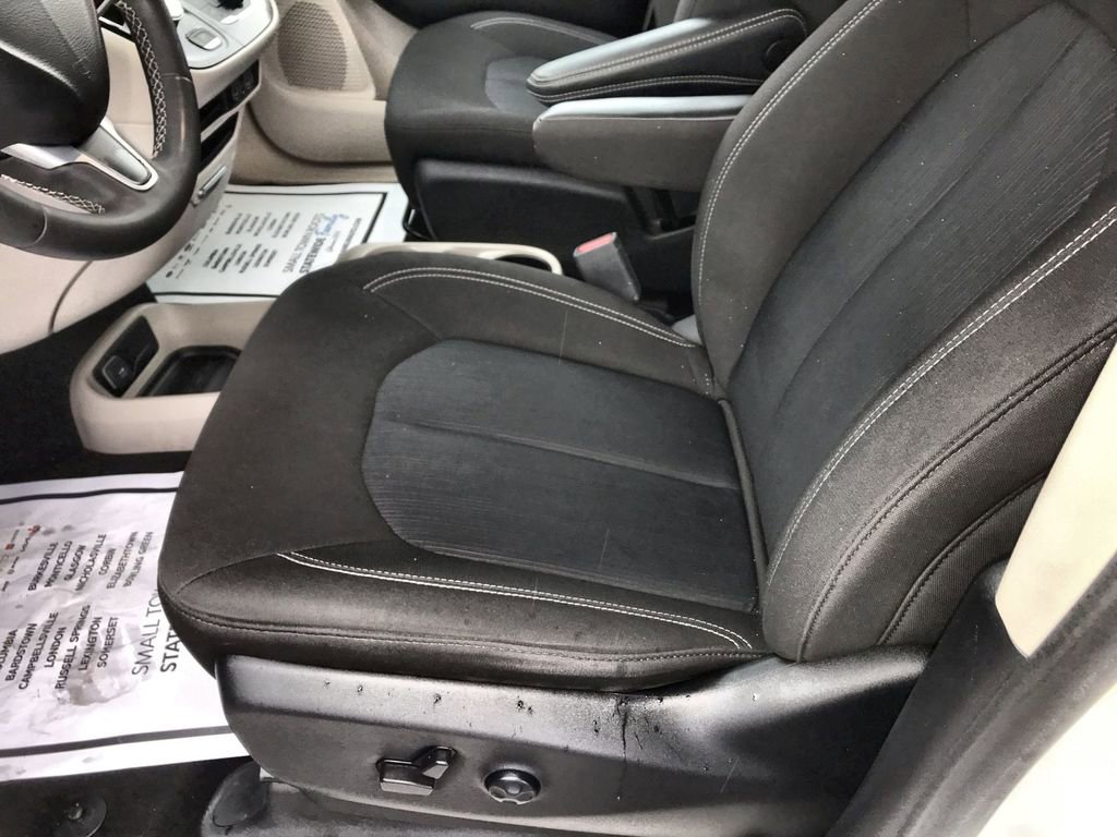Used 2022 Chrysler Voyager LX image 12