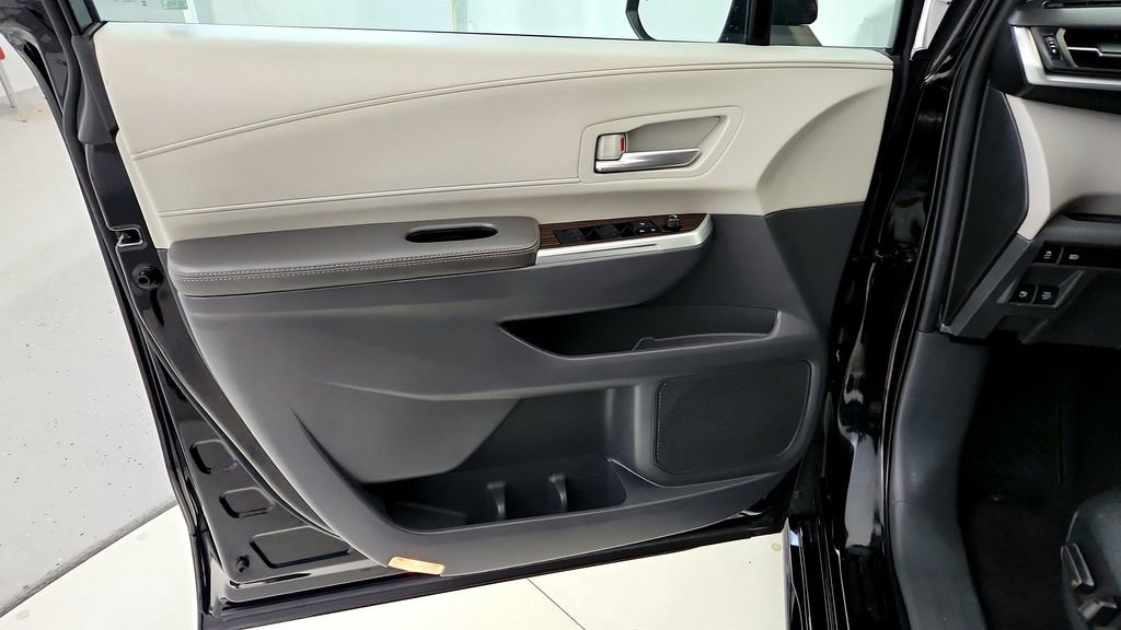 Certified 2024 Toyota Sienna XLE FWD image 23