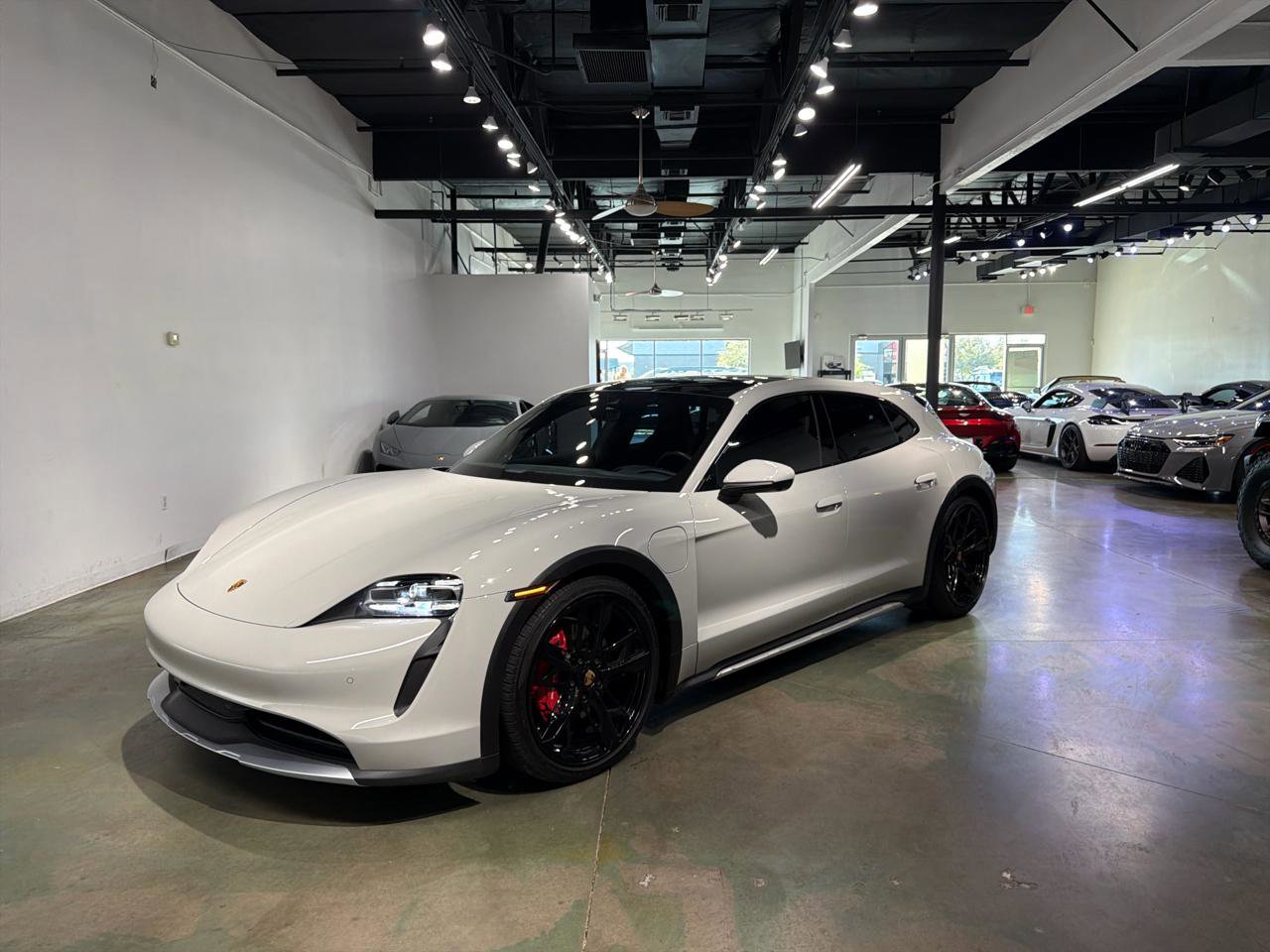 Used 2023 Porsche Taycan 4S w/ Premium Package image 31