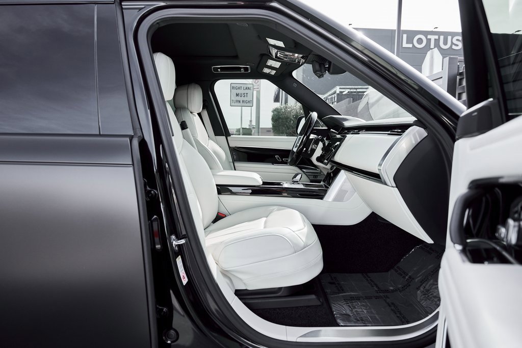 Used 2024 Land Rover Range Rover Long Wheelbase SE image 31
