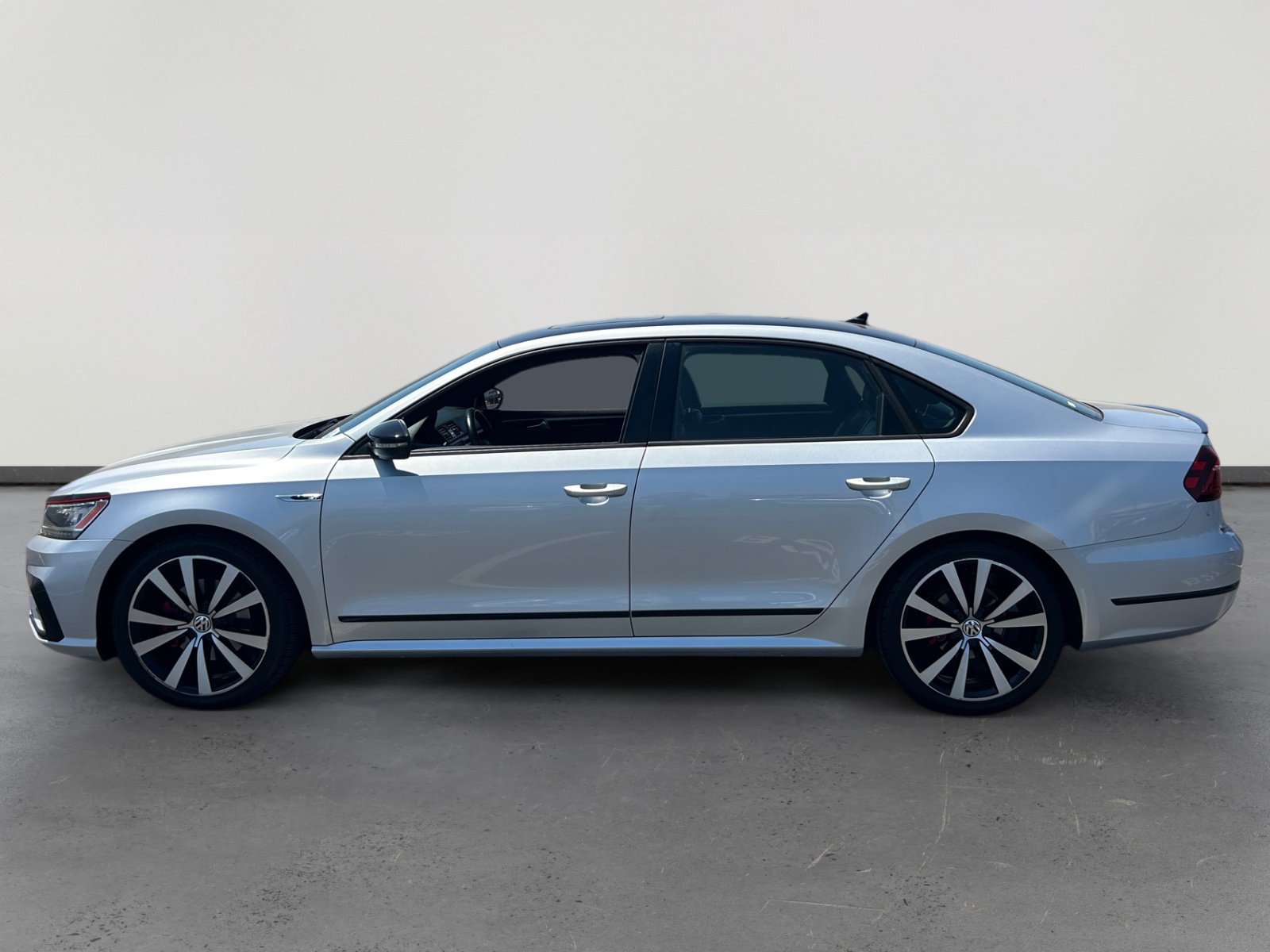 Used 2018 Volkswagen Passat GT FWD image 2