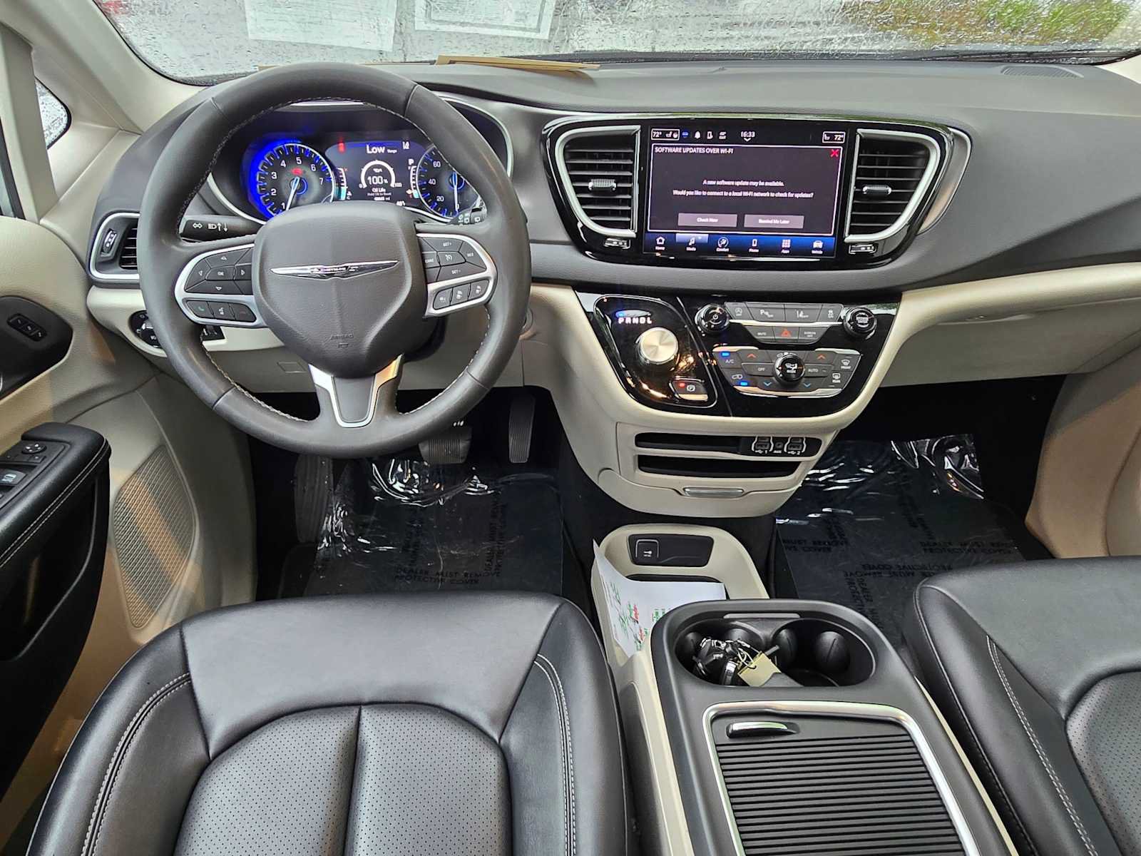 Used 2024 Chrysler Pacifica Touring-L FWD image 19