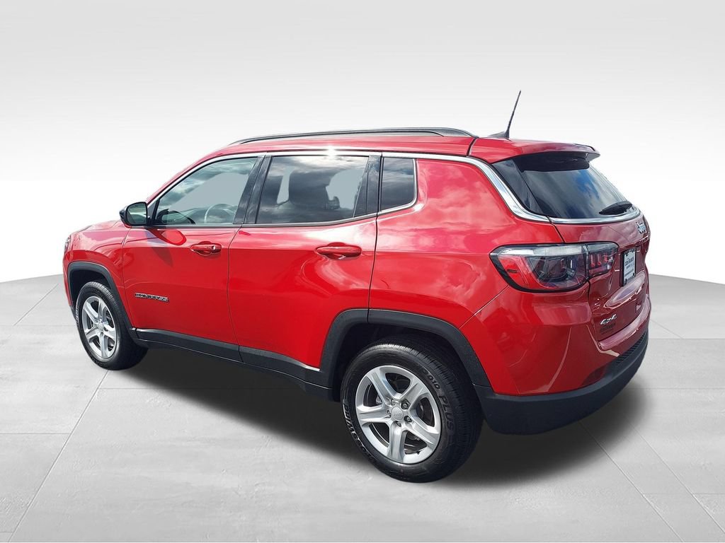 Used 2024 Jeep Compass Latitude AWD/4WD image 3