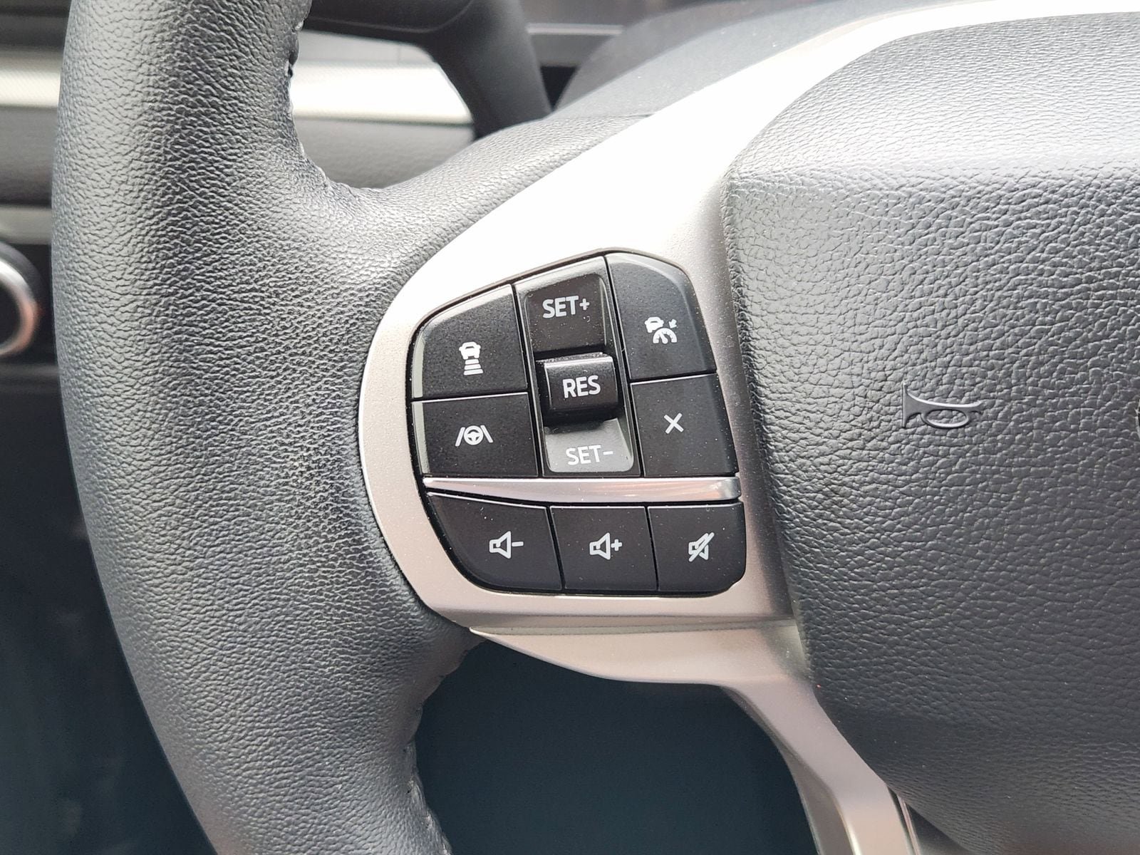 Used 2024 Ford Explorer XLT w/ Equipment Group 202A RWD image 36