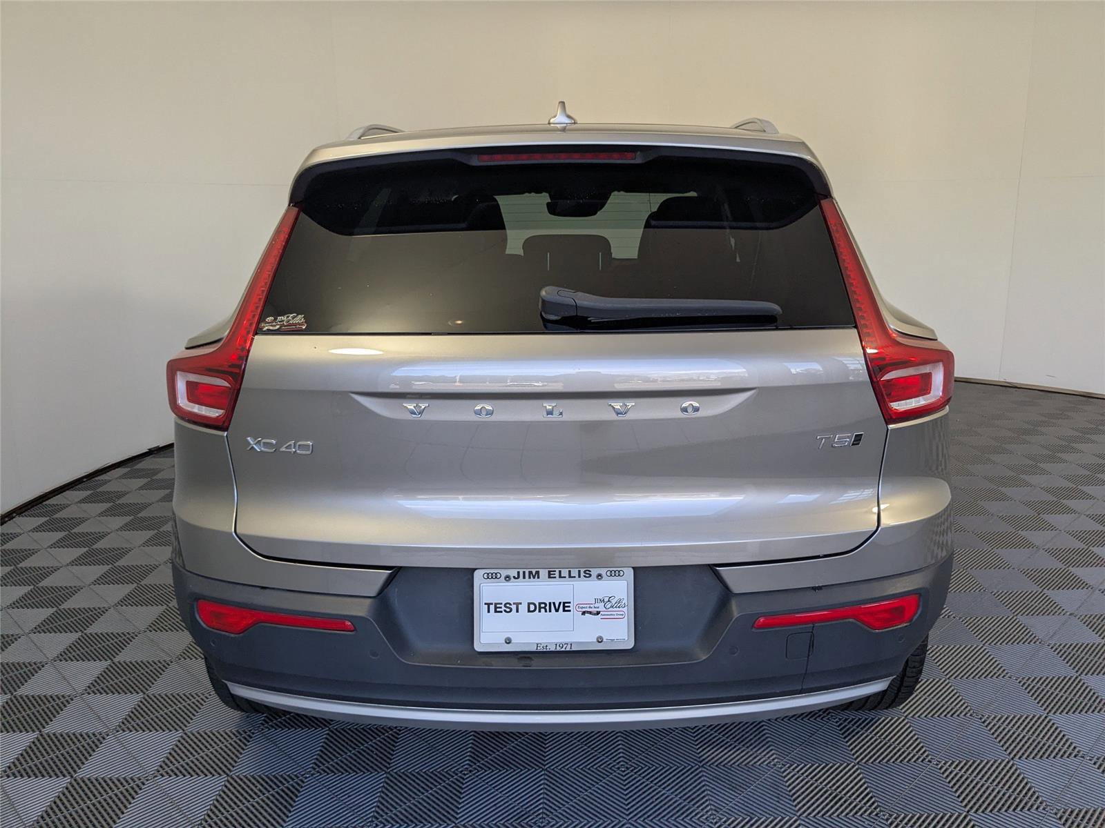 Used 2022 Volvo XC40 T5 Momentum image 6