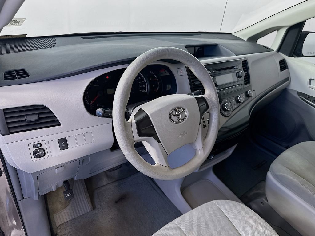 Used 2014 Toyota Sienna L FWD image 27