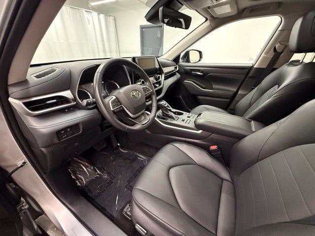 Used 2025 Toyota Highlander XLE AWD/4WD image 12