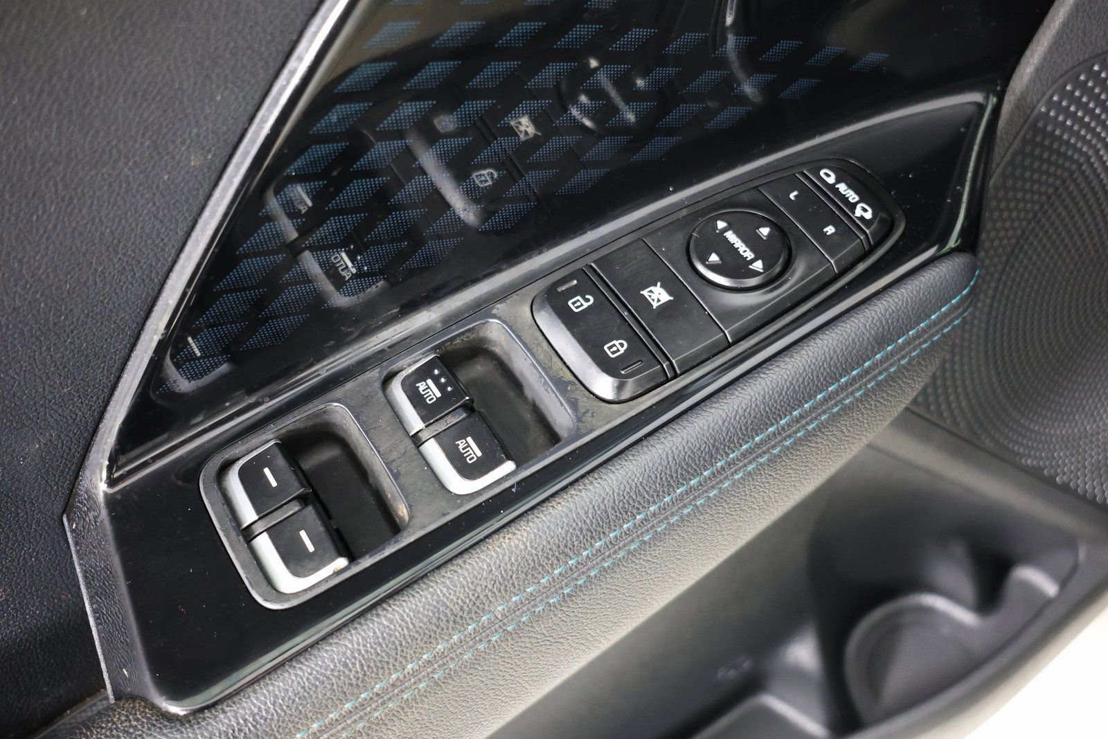 Used 2022 Kia Niro EX Premium w/ Cold Weather Package image 23