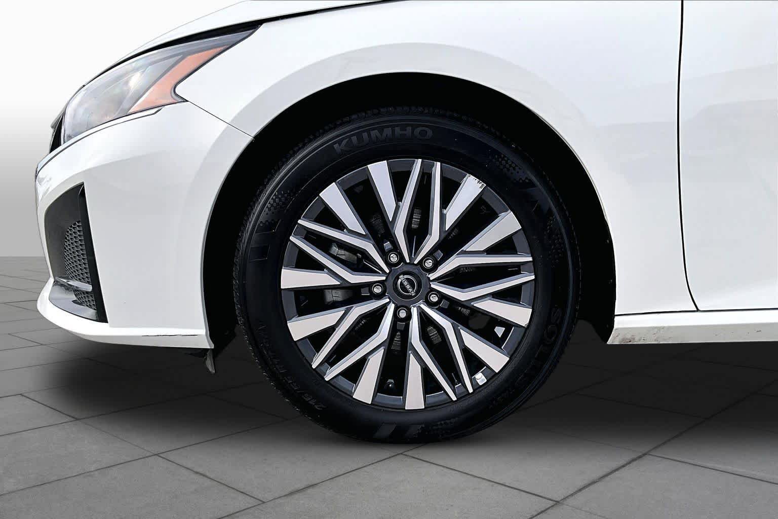 Used 2025 Nissan Altima 2.5 SV FWD image 11