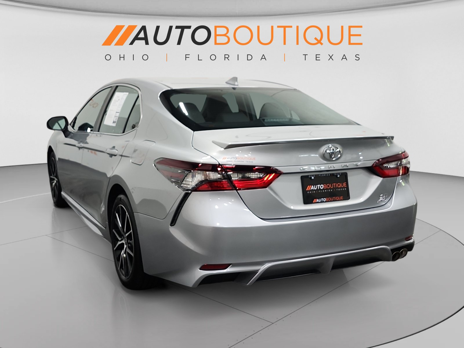 Used 2024 Toyota Camry SE AWD/4WD image 3