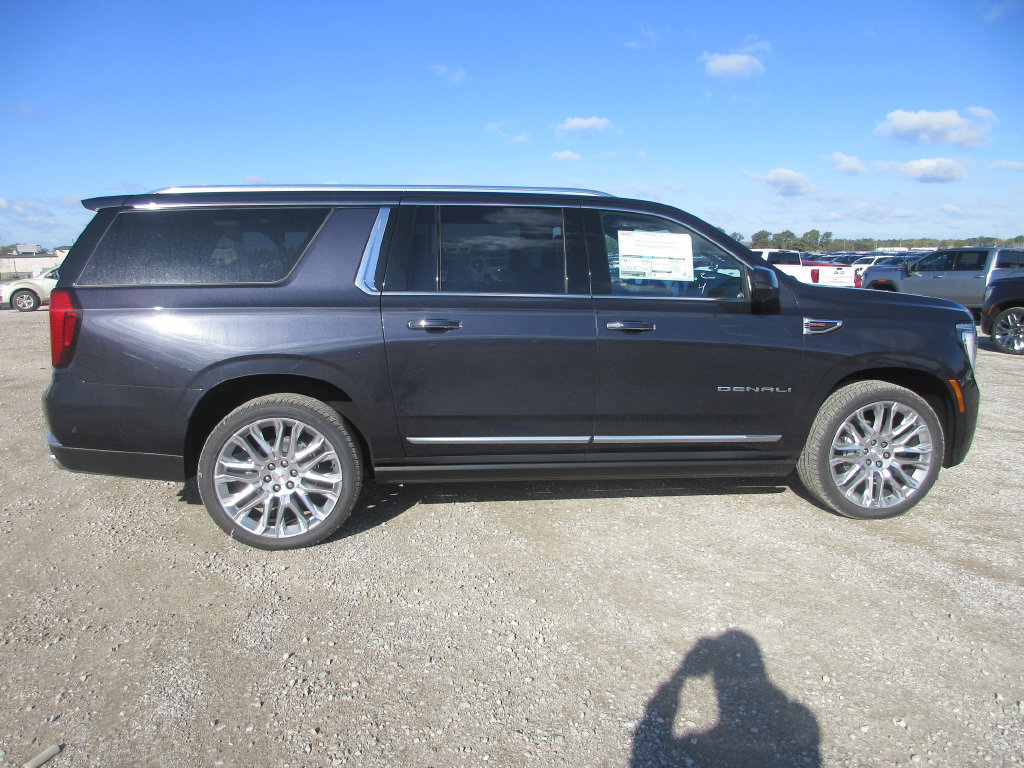 New 2027 GMC Yukon XL Denali w/ Denali Reserve Package AWD/4WD image 3