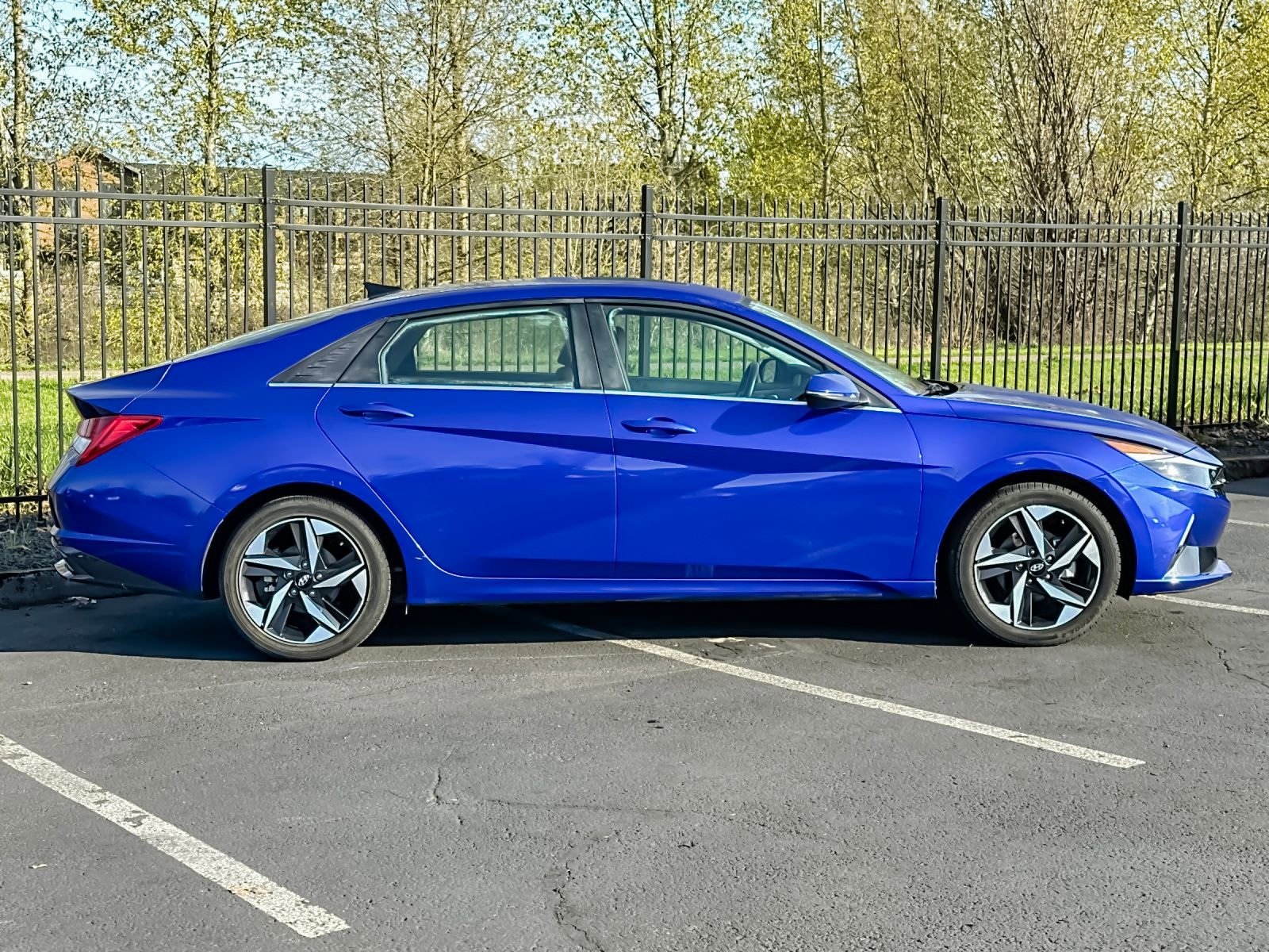 Used 2023 Hyundai Elantra Limited image 3