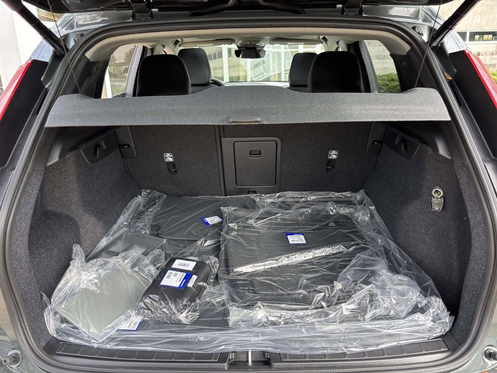 New 2026 Volvo XC40 B5 Ultra w/ Protection Package Premier image 9