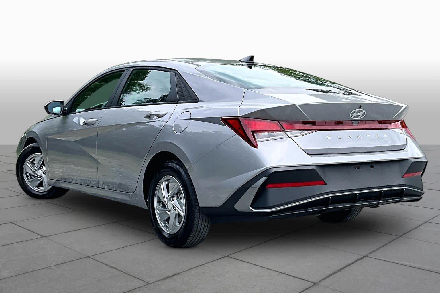 Used 2026 Hyundai Elantra SE FWD image 11
