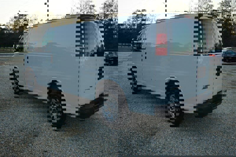 Used 2010 Chevrolet Express 1500 image 12