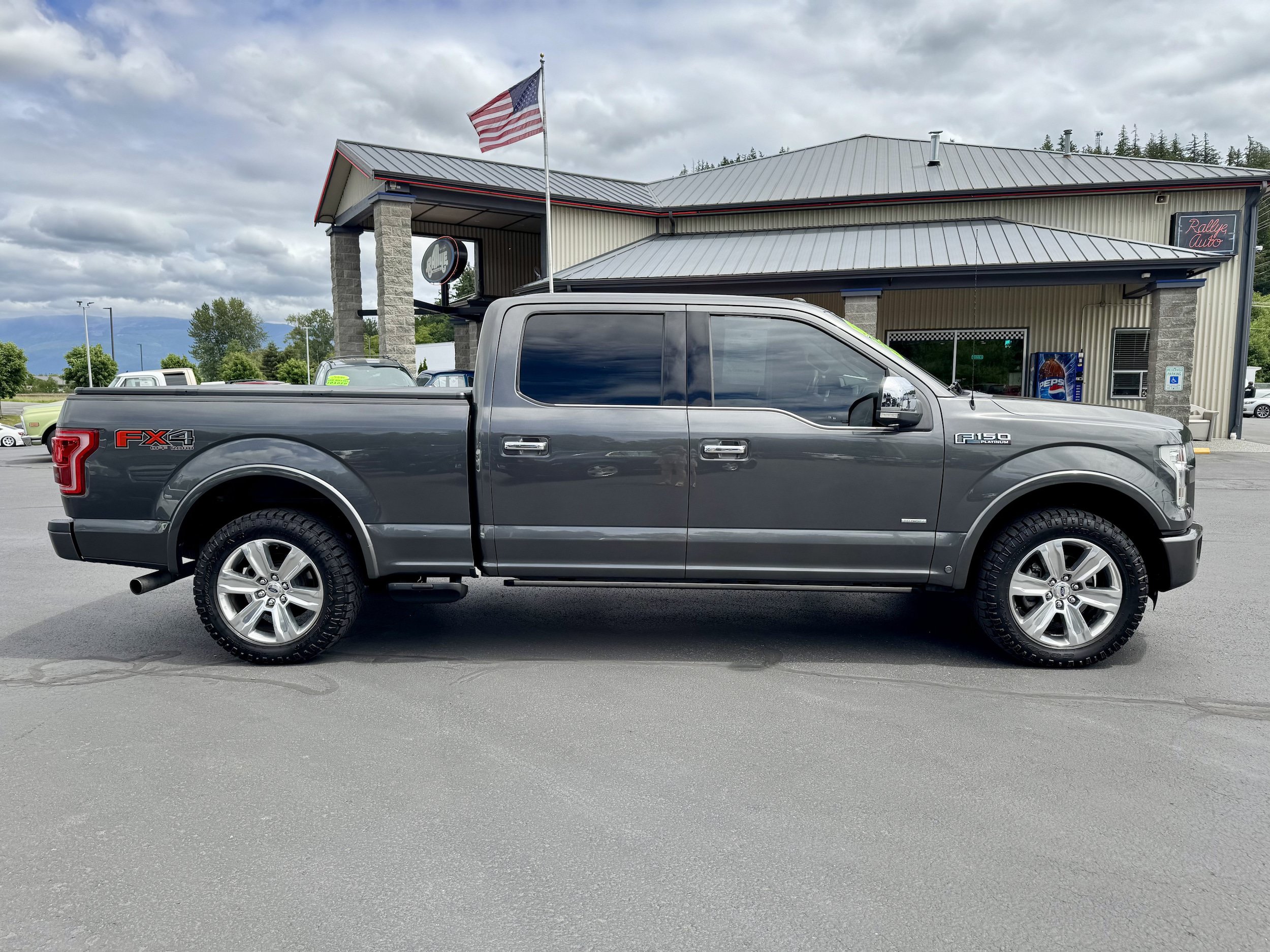 Used 2016 Ford F150 Platinum w/ Equipment Group 701A Luxury AWD/4WD image 3