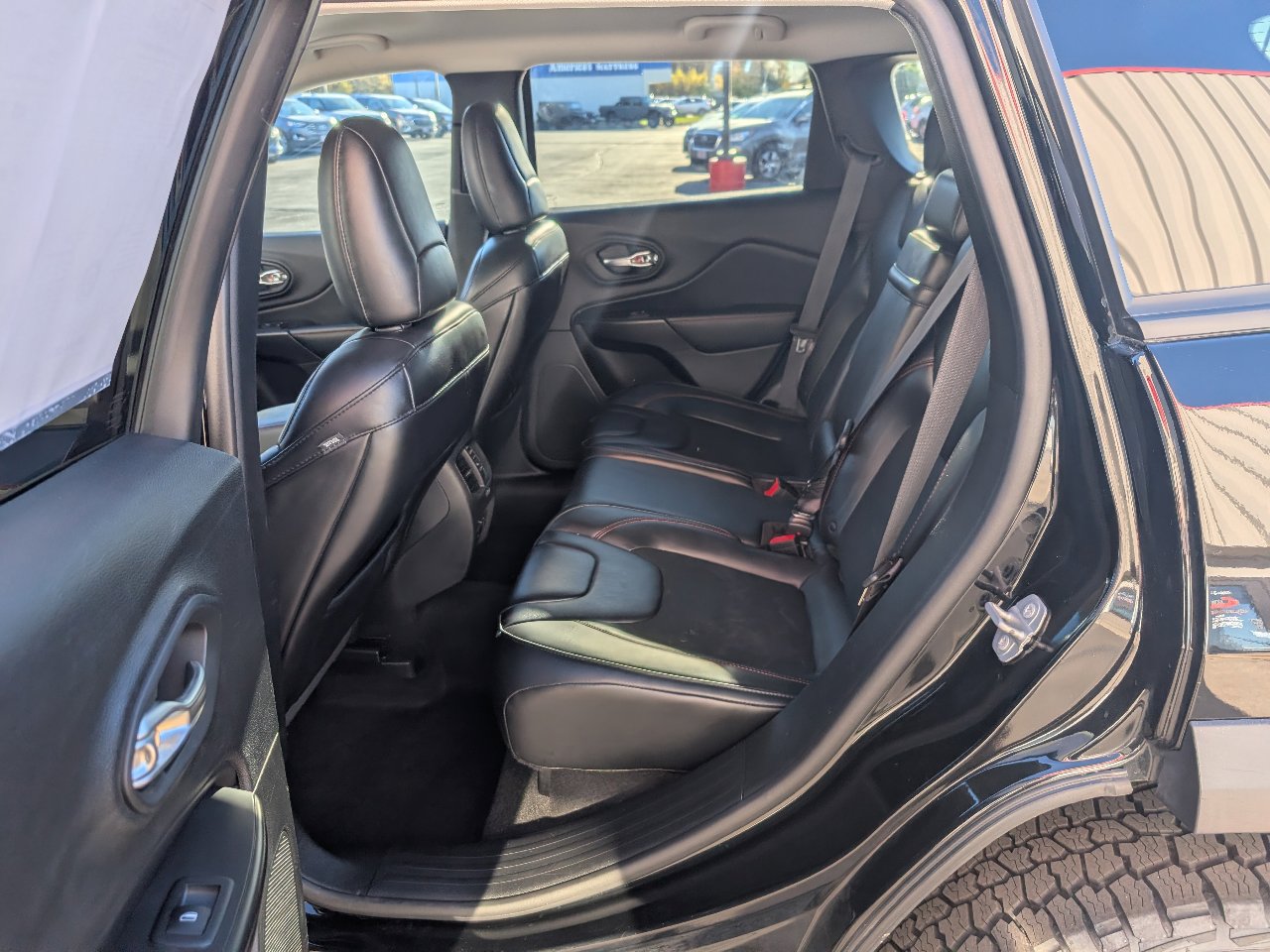 Used 2019 Jeep Cherokee Trailhawk w/ Cold Weather Group image 9