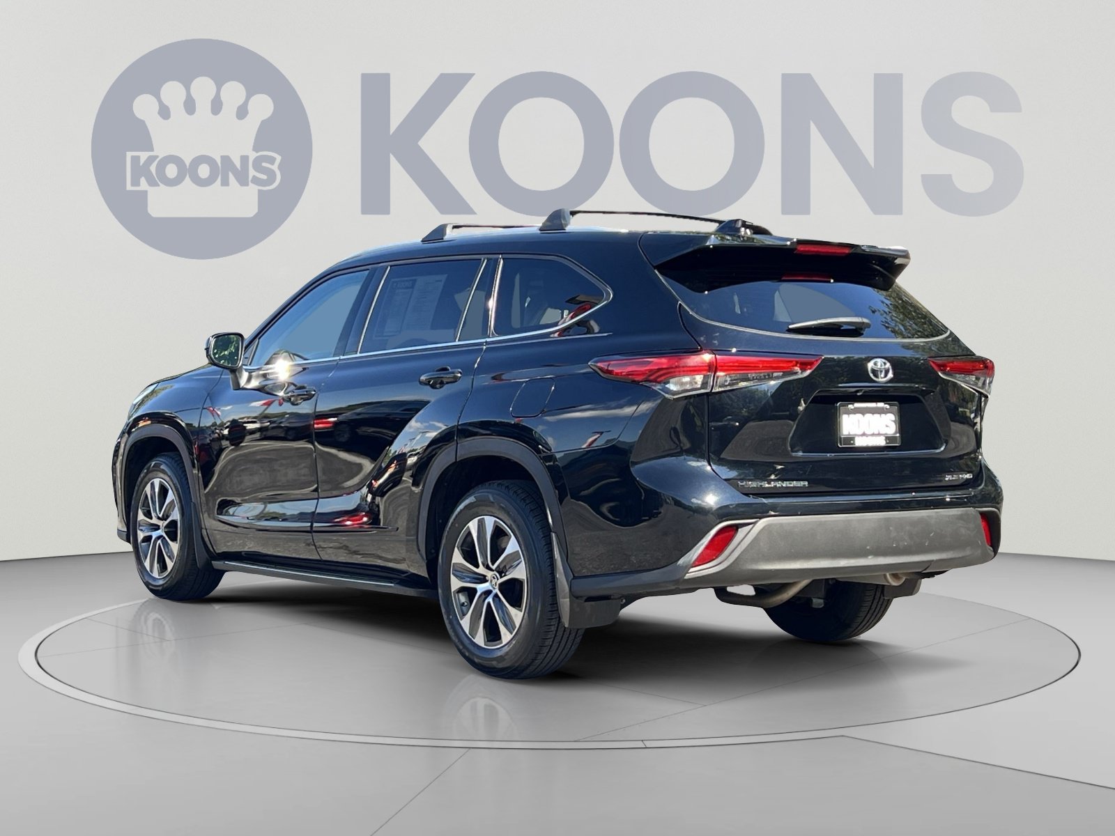 Used 2022 Toyota Highlander XLE AWD/4WD image 7