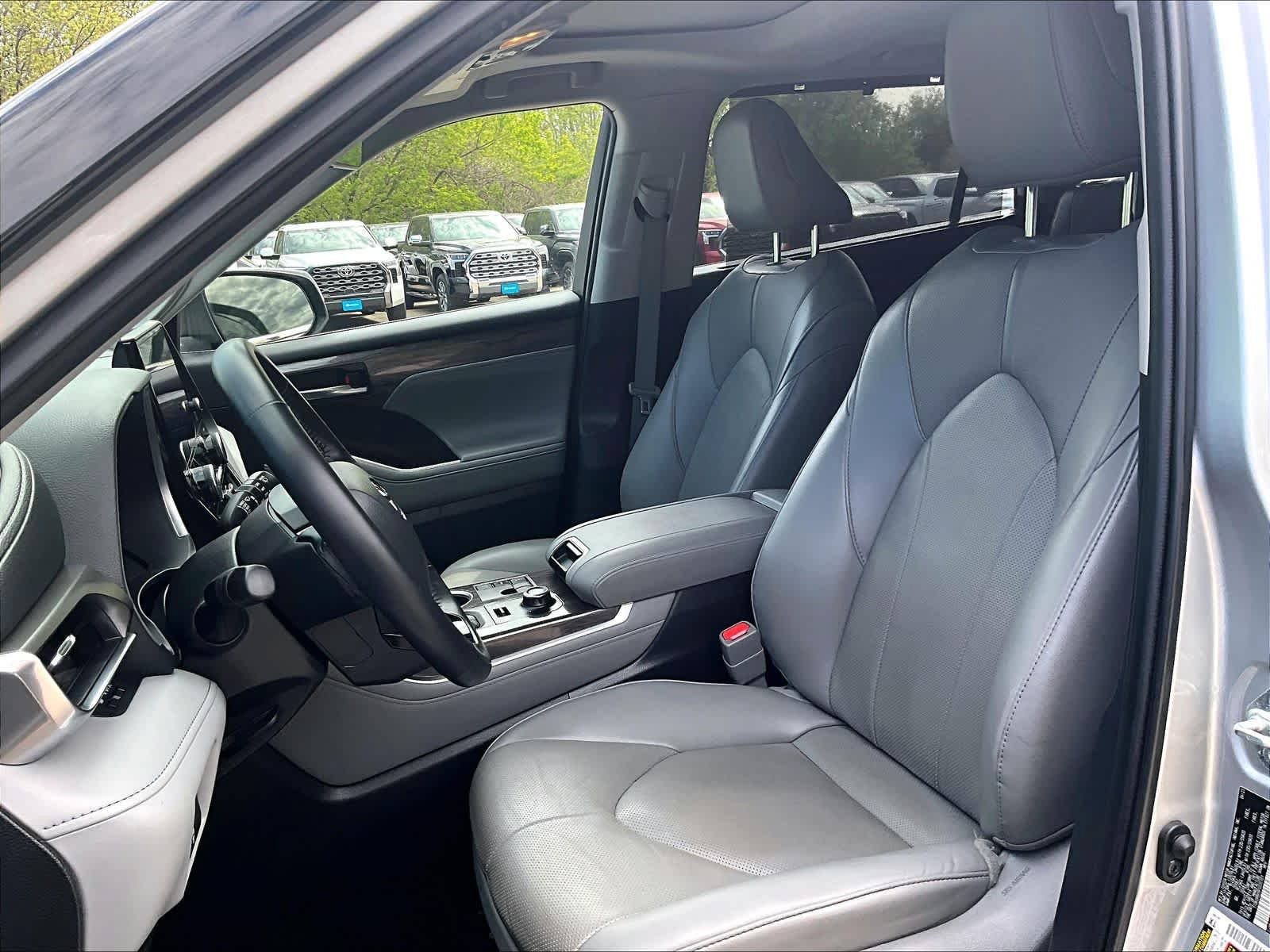 Used 2023 Toyota Highlander Limited AWD/4WD image 10
