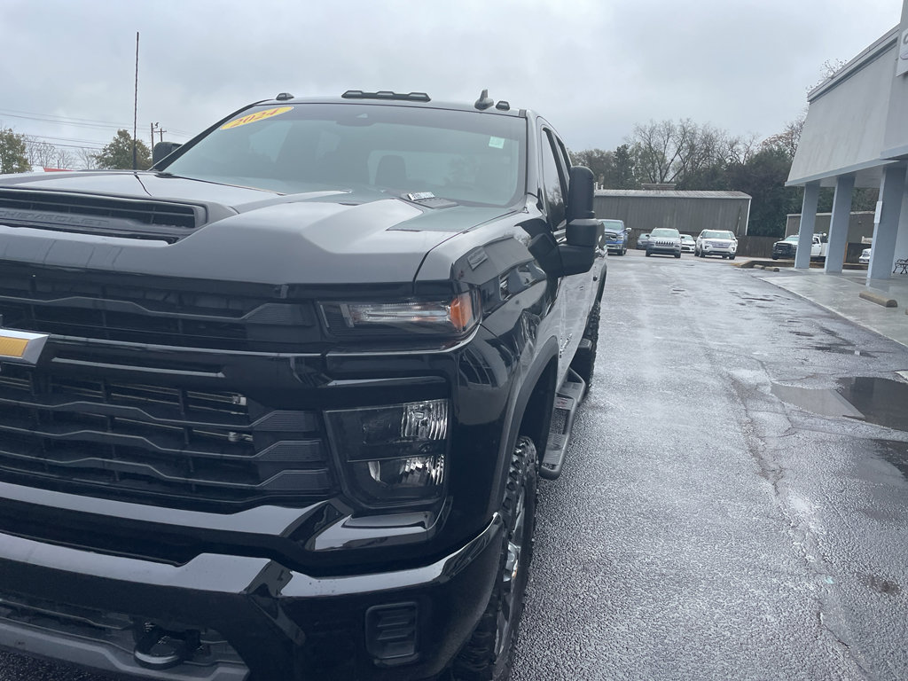 Used 2024 Chevrolet Silverado 2500 Custom w/ Custom Value Package AWD/4WD image 4