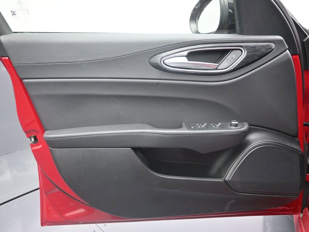 Used 2024 Alfa Romeo Giulia Sprint image 11