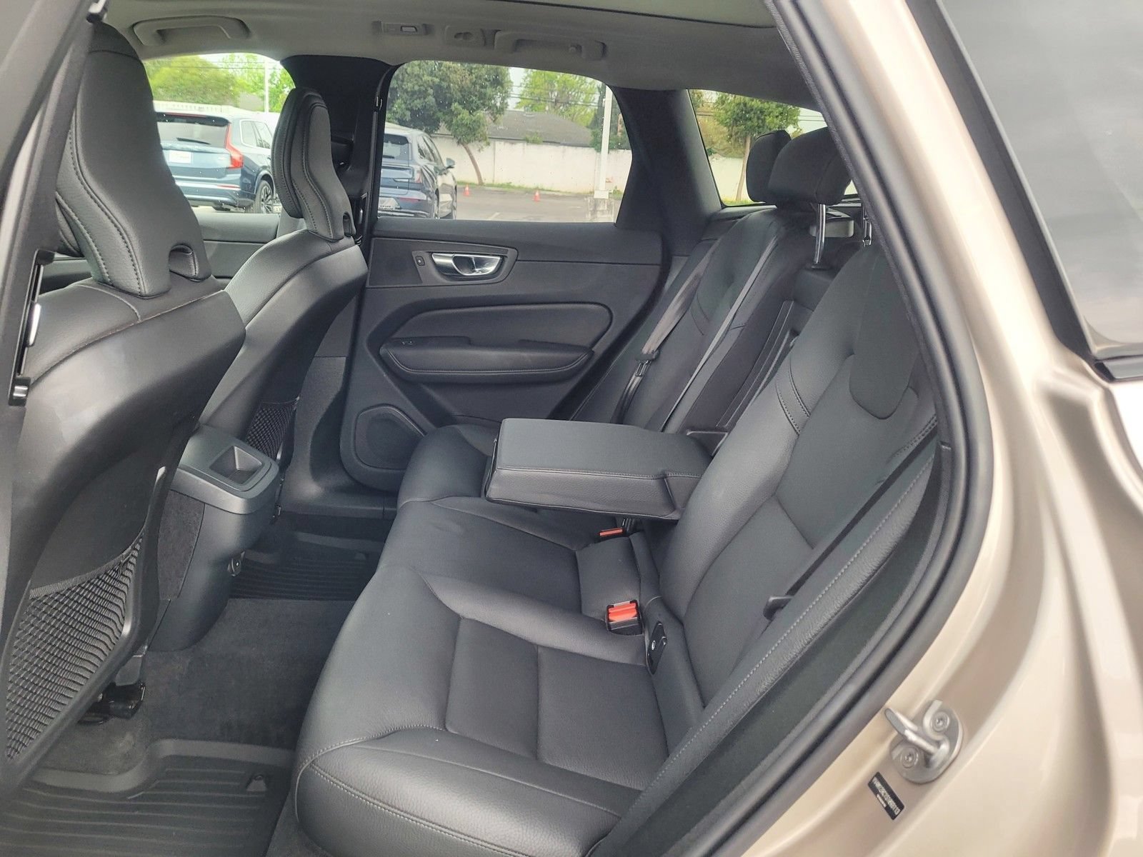 Used 2025 Volvo XC60 B5 Plus AWD/4WD image 16