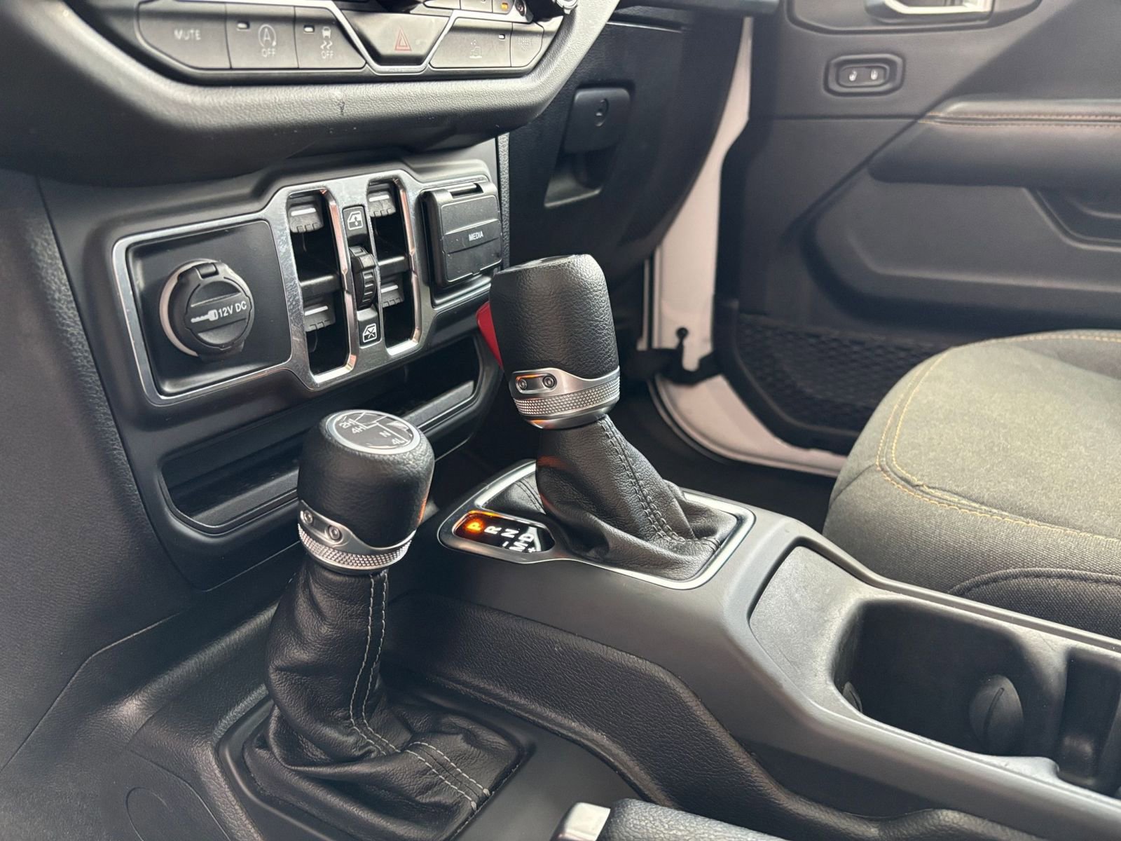 Used 2025 Jeep Wrangler Sahara AWD/4WD image 41