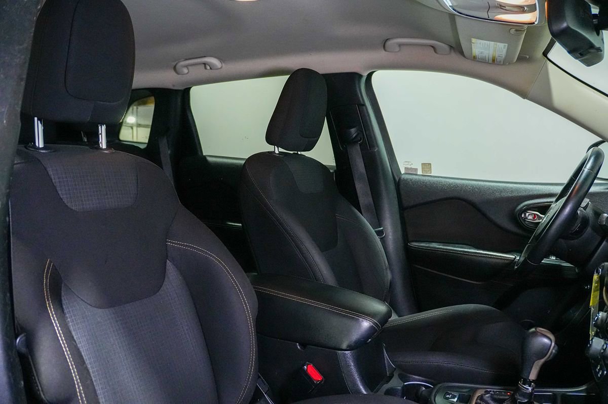 Used 2016 Jeep Cherokee Latitude FWD image 25
